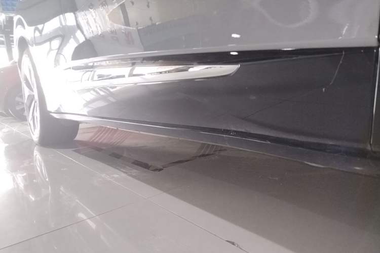 Used Volkswagen ID.4 CROZZ 2021 Long-Range PRO Two-Wheel Drive Version Right Side Sill