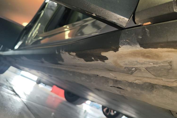 Used Volkswagen ID.4 CROZZ 2021 Long-Range Lite PRO Two-Wheel Drive Version Right Side Sill