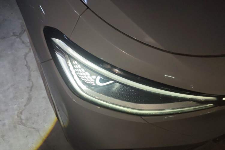 Used Volkswagen ID.4 CROZZ 2021 Long-Range Lite PRO Two-Wheel Drive Version Right Front Headlight