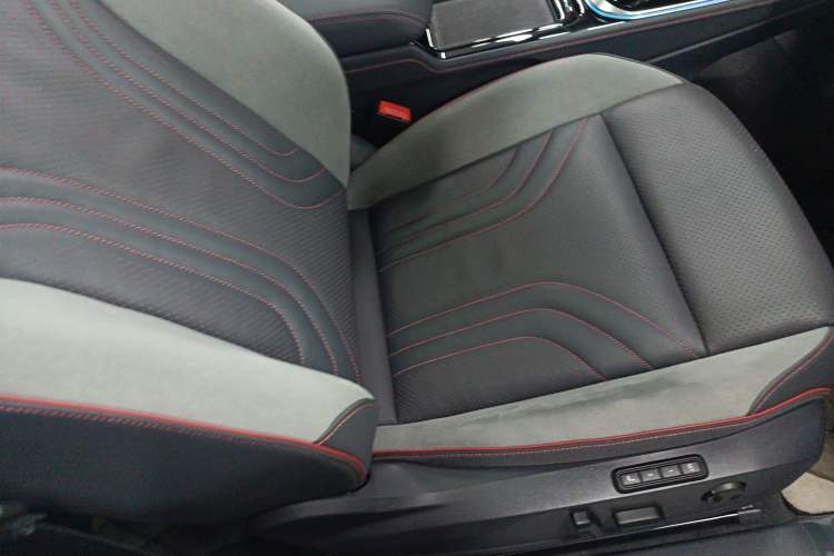 Used Volkswagen ID.4 CROZZ 2021 High-Performance PRIME Early-Bird Edition Right Front Seat