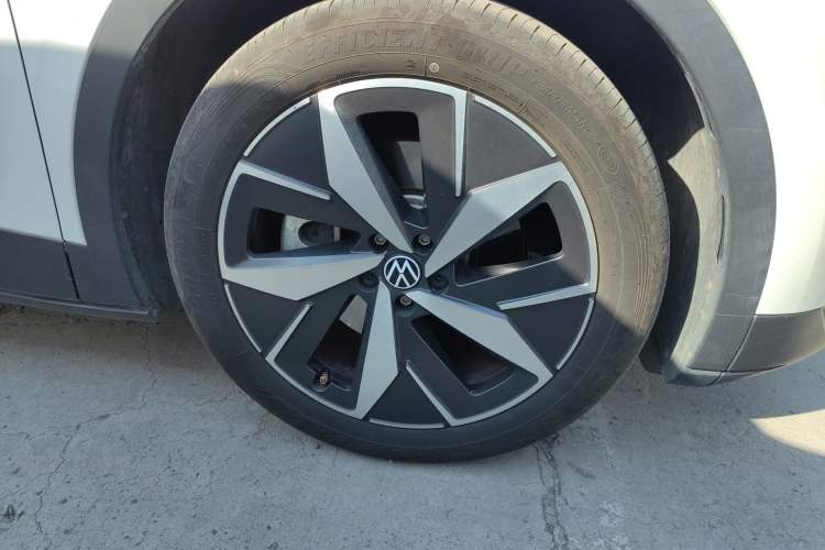 Used Volkswagen ID.4 CROZZ 2021 Long-Range Lite PRO Two-Wheel Drive Version Right Front Wheel Hub