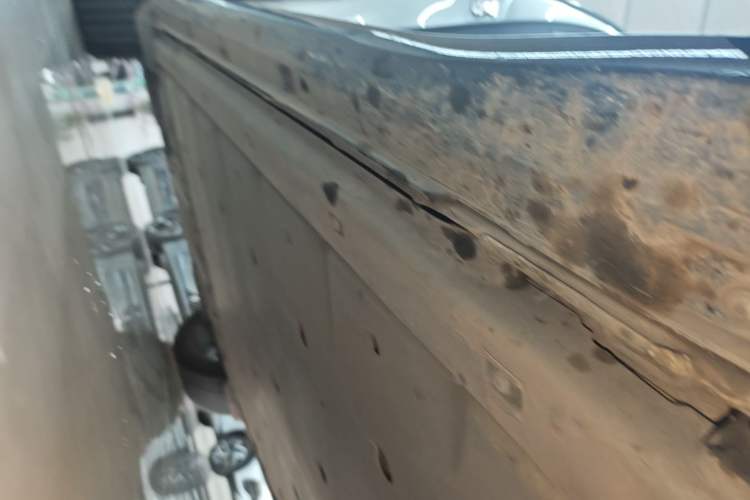 Used Volkswagen ID.4 CROZZ 2021 Long-Range Lite PRO Two-Wheel Drive Version Right Side Sill