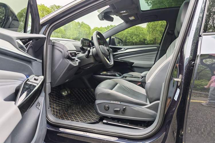 Used Volkswagen ID.4 CROZZ 2022 Long-Range PRO Edition Interior 2