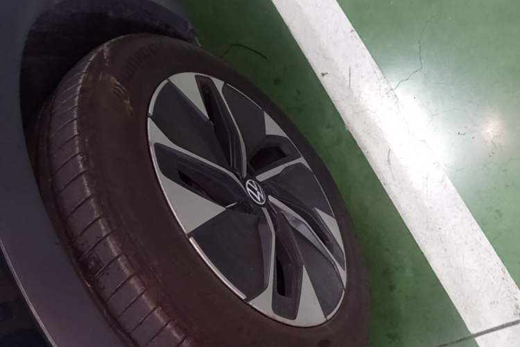 Used Volkswagen ID.4 CROZZ 2022 Standard Range PURE Edition Left Front Wheel Hub