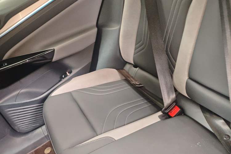 Used Volkswagen ID.4 CROZZ 2022 Long-Range Lite PRO Edition Left Rear Seat