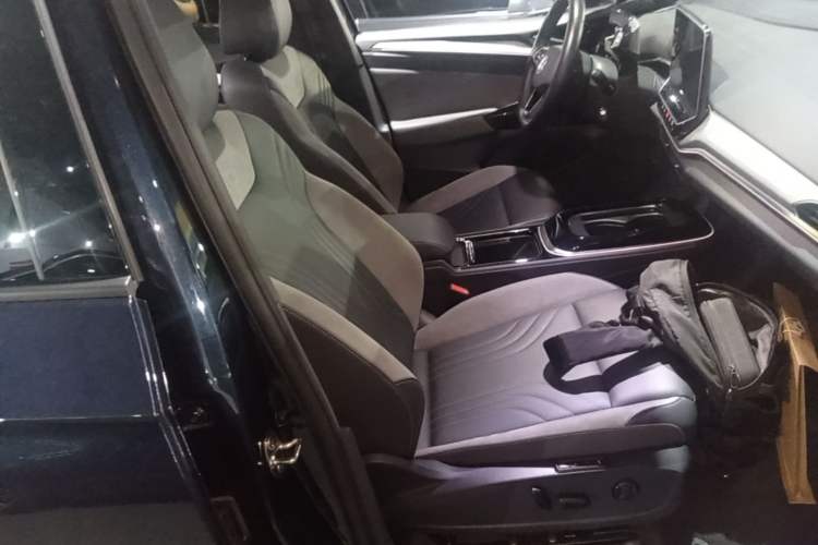 Used Volkswagen ID.4 CROZZ 2022 Long-Range PRO Edition Right Front Seat
