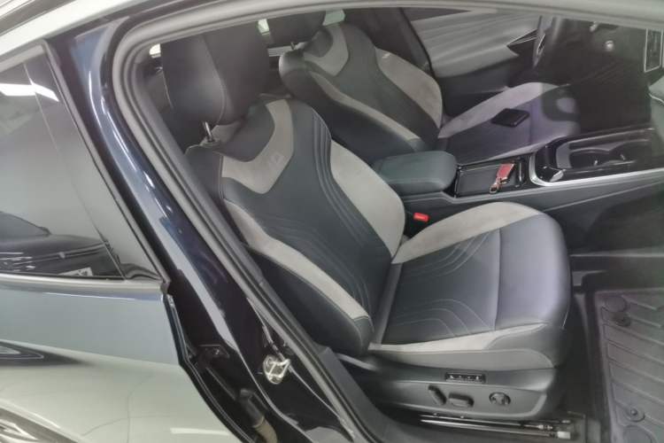 Used Volkswagen ID.4 CROZZ 2022 Long-Range Lite PRO Edition Right Front Seat