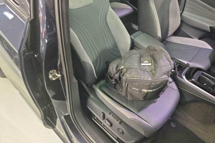 Used Volkswagen ID.4 CROZZ 2022 Long-Range Lite PRO Edition Right Front Seat