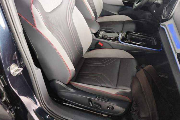 Used Volkswagen ID.4 CROZZ 2022 High-Performance PRIME Edition Right Front Seat
