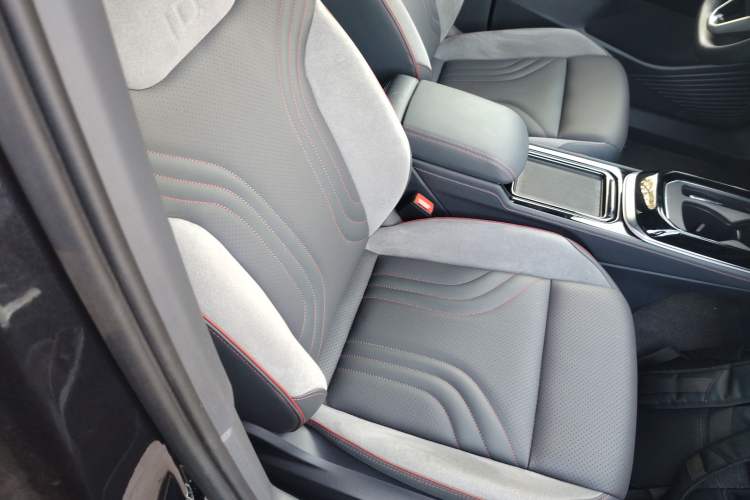 Used Volkswagen ID.4 CROZZ 2022 High-Performance PRIME Edition Right Front Seat