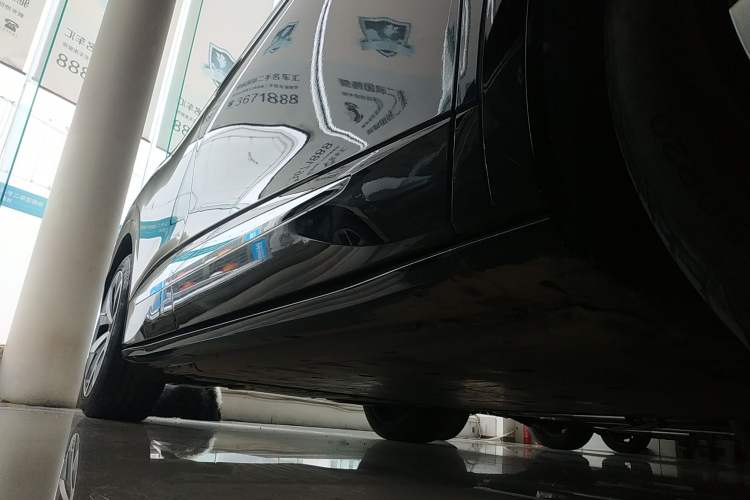 Used Volkswagen ID.4 CROZZ 2022 Long-Range PRO Edition Right Side Sill