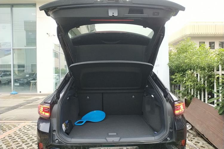 Used Volkswagen ID.4 CROZZ 2022 High-Performance PRIME Edition Trunk
