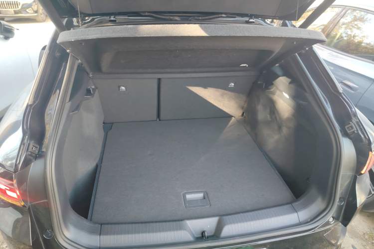 Used Volkswagen ID.4 CROZZ 2022 High-Performance PRIME Edition Trunk