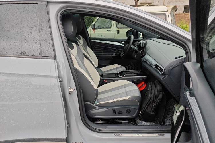 Used Volkswagen ID.4 CROZZ 2022 Long-Range PURE+ Edition Right Front Seat