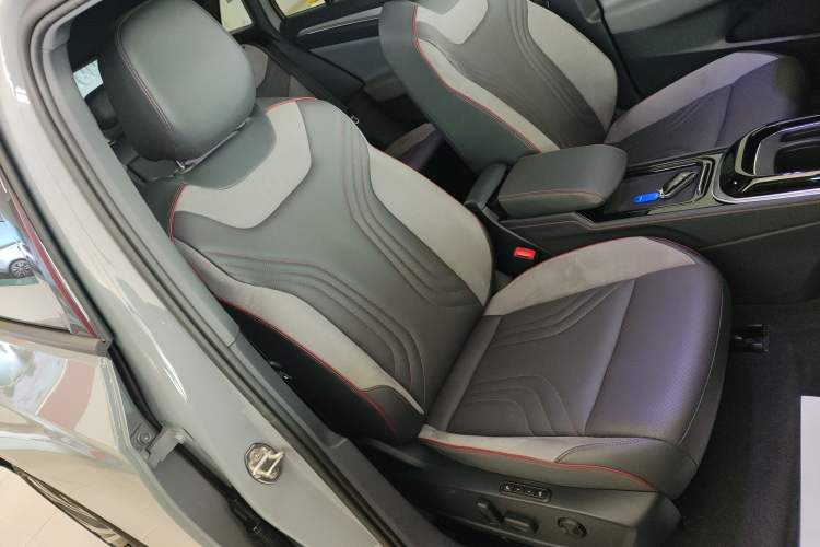 Used Volkswagen ID.4 CROZZ 2022 High-Performance PRIME Edition Right Front Seat