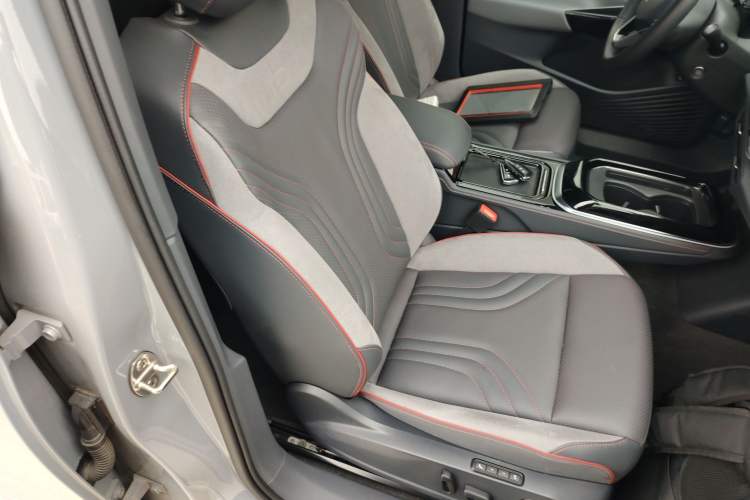 Used Volkswagen ID.4 CROZZ 2022 High-Performance PRIME Edition Right Front Seat