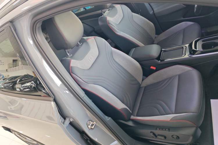 Used Volkswagen ID.4 CROZZ 2022 High-Performance PRIME Edition Right Front Seat