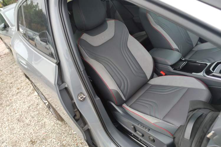 Used Volkswagen ID.4 CROZZ 2022 High-Performance PRIME Edition Right Front Seat