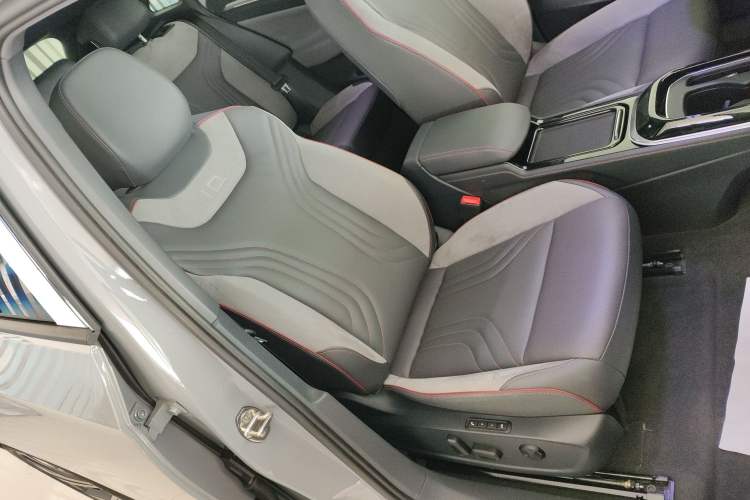 Used Volkswagen ID.4 CROZZ 2022 High-Performance PRIME Edition Right Front Seat