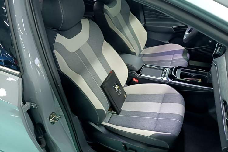 Used Volkswagen ID.4 CROZZ 2022 Long-Range PURE+ Edition Right Front Seat