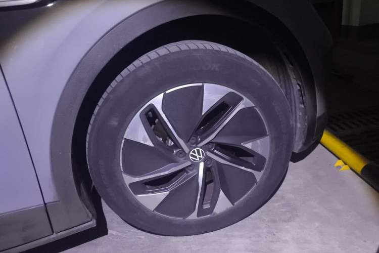 Used Volkswagen ID.4 CROZZ 2022 Standard Range PURE Edition Right Front Wheel Hub
