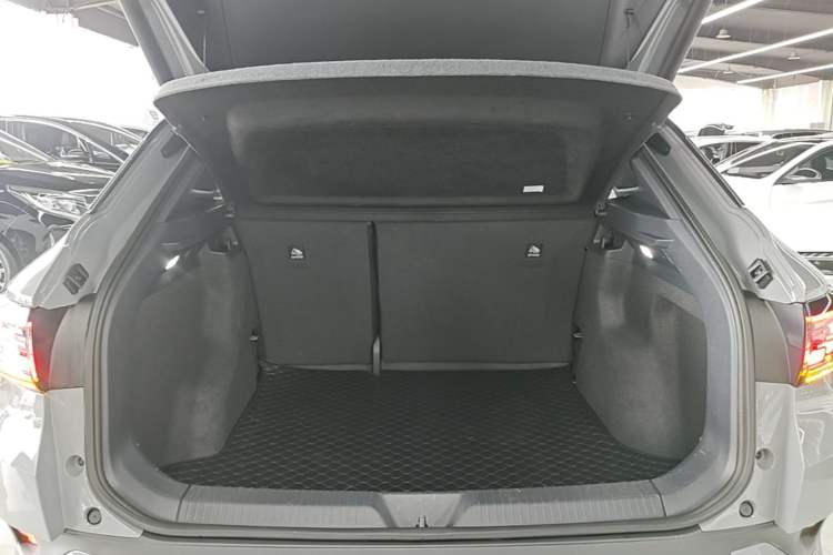 Used Volkswagen ID.4 CROZZ 2022 Long-Range PURE+ Edition Trunk