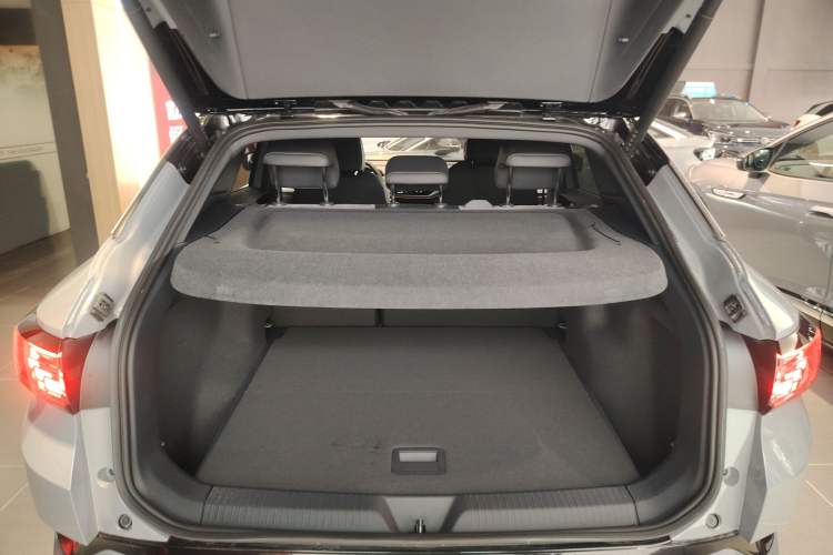 Used Volkswagen ID.4 CROZZ 2022 High-Performance PRIME Edition Trunk