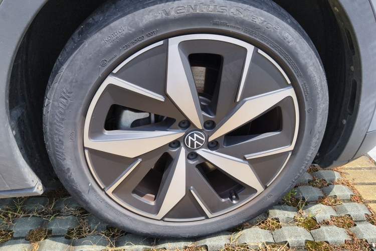 Used Volkswagen ID.4 CROZZ 2022 Long-Range Lite PRO Edition Right Front Wheel Hub