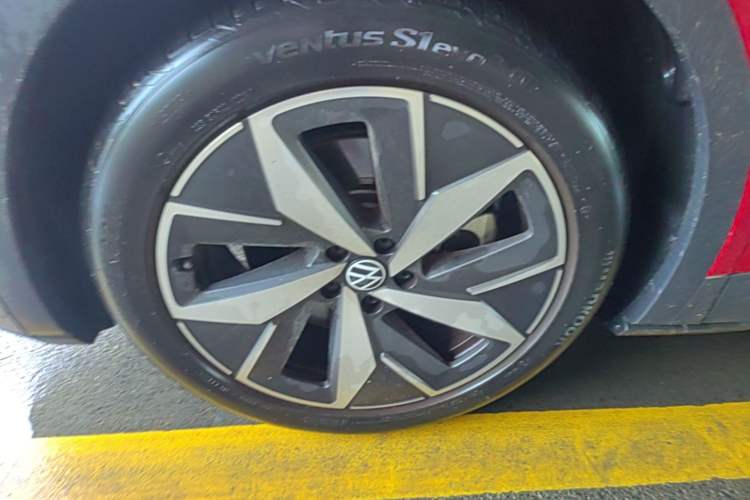 Used Volkswagen ID.4 CROZZ 2022 Long-Range PURE+ Edition Left Front Wheel Hub
