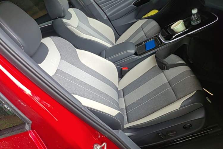 Used Volkswagen ID.4 CROZZ 2022 Long-Range PURE+ Edition Right Front Seat
