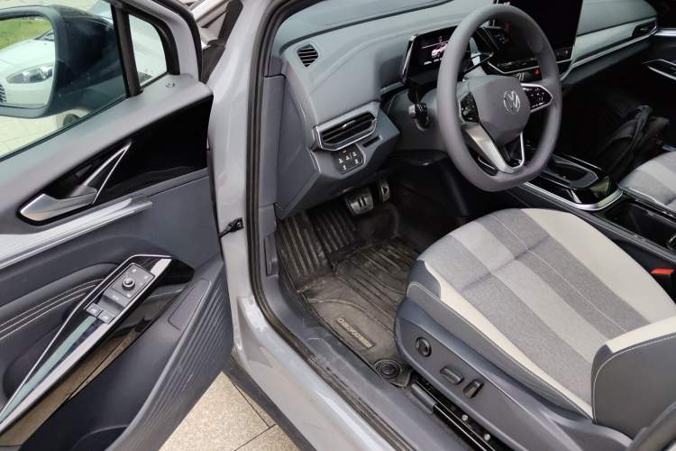 Used Volkswagen ID.4 CROZZ 2022 Standard Range PURE Edition Interior 3