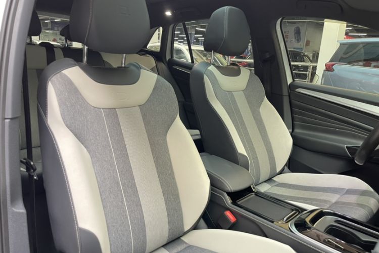 Used Volkswagen ID.4 CROZZ 2022 Long-Range PURE+ Edition Interior 4