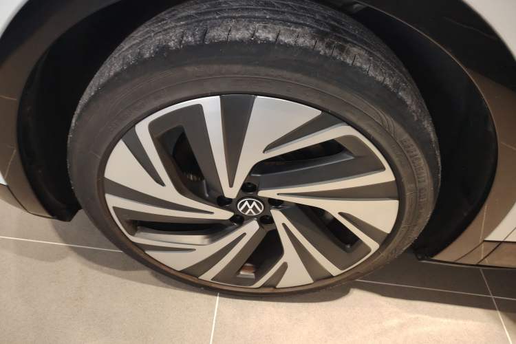 Used Volkswagen ID.4 CROZZ 2022 High-Performance PRIME Edition Left Front Wheel Hub
