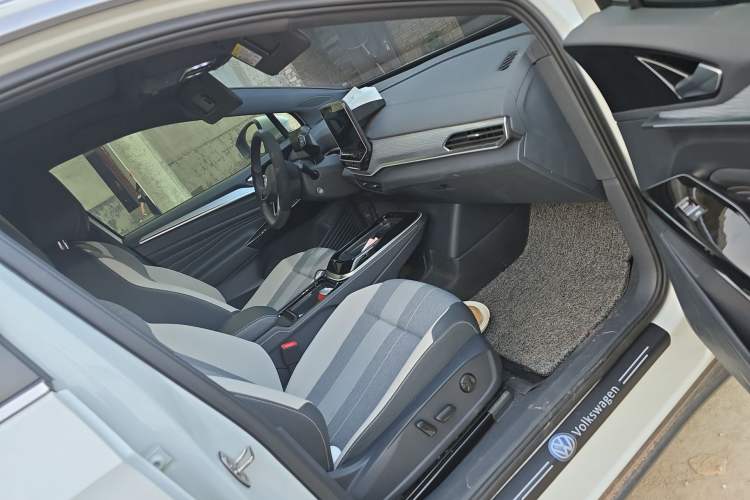Used Volkswagen ID.4 CROZZ 2022 Standard Range PURE Edition Right Front Seat