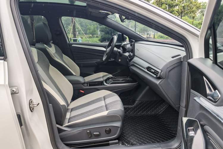 Used Volkswagen ID.4 CROZZ 2022 Standard Range PURE Edition Right Front Seat