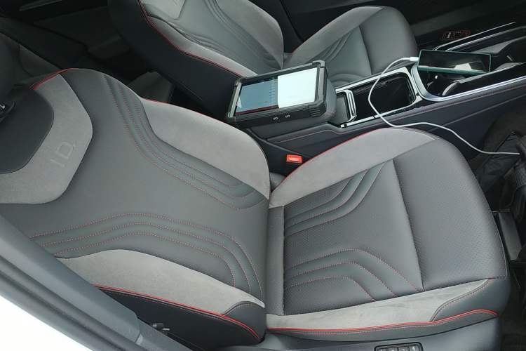 Used Volkswagen ID.4 CROZZ 2022 High-Performance PRIME Edition Right Front Seat