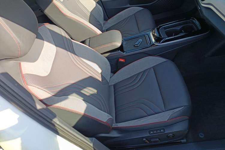 Used Volkswagen ID.4 CROZZ 2022 High-Performance PRIME Edition Right Front Seat