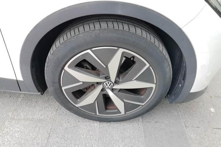 Used Volkswagen ID.4 CROZZ 2022 Long-Range Lite PRO Edition Right Front Wheel Hub