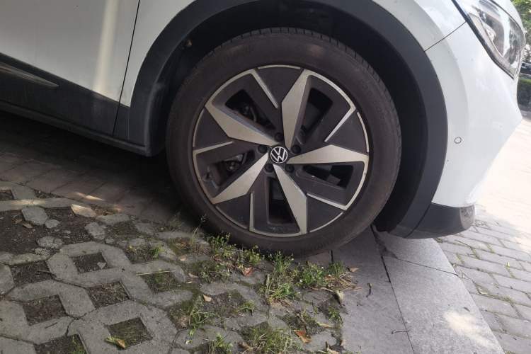 Used Volkswagen ID.4 CROZZ 2022 Long-Range Lite PRO Edition Right Front Wheel Hub