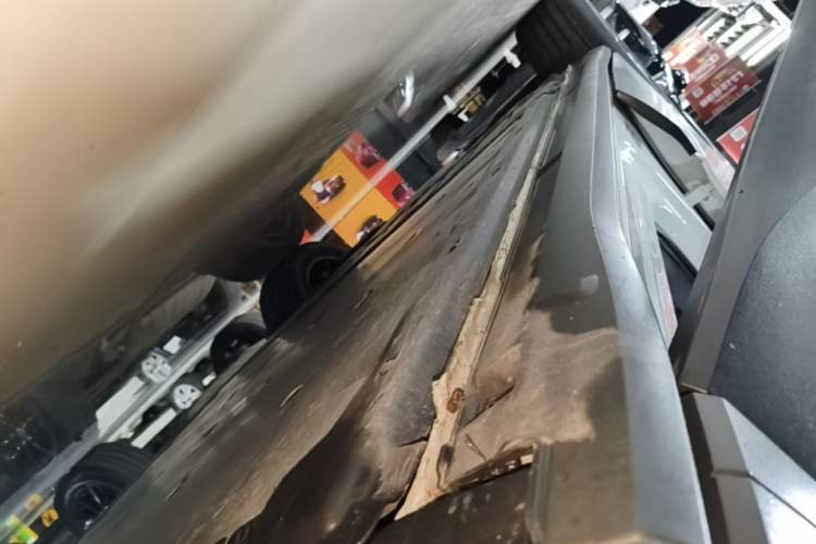 Used Volkswagen ID.4 CROZZ 2022 Standard Range PURE Edition Right Side Sill