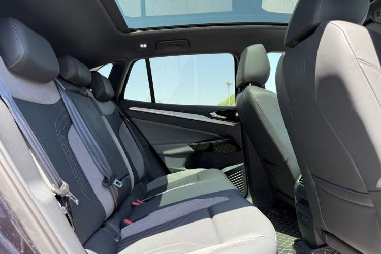 Used Volkswagen ID.4 CROZZ 2024 PRO Model Interior 6