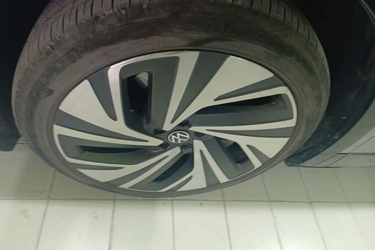Used Volkswagen ID.4 CROZZ 2024 PRIME Left Front Wheel Hub