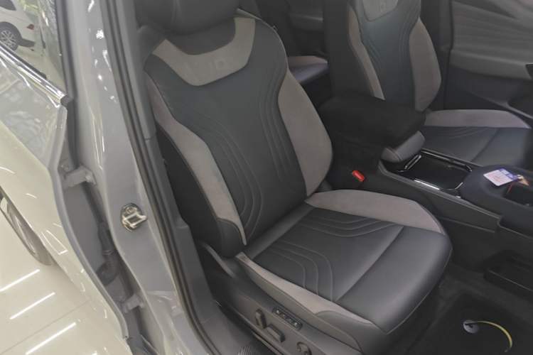 Used Volkswagen ID.4 CROZZ 2024 PRO Model Right Front Seat