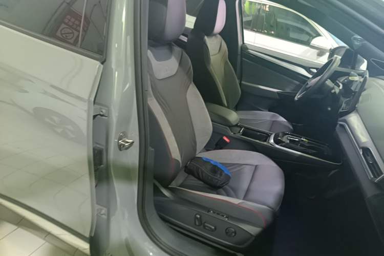 Used Volkswagen ID.4 CROZZ 2024 PRIME Right Front Seat