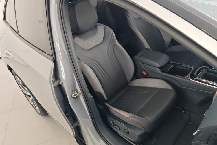 Used Volkswagen ID.4 CROZZ 2024 PRIME Right Front Seat