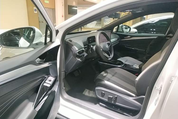 Used Volkswagen ID.4 CROZZ 2025 Pure Edition Driver Seat