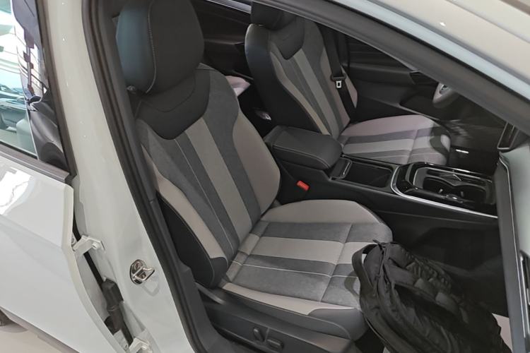 Used Volkswagen ID.4 CROZZ 2025 Pure Edition Right Front Seat