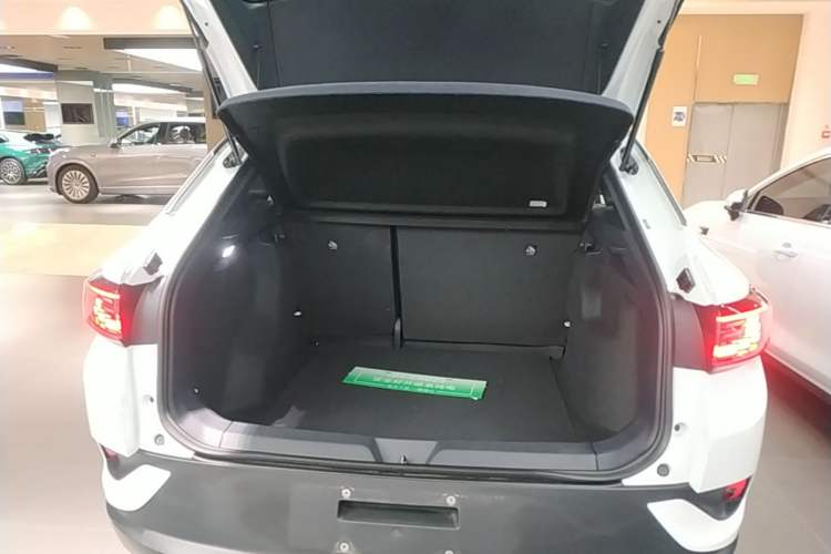 Used Volkswagen ID.4 CROZZ 2025 Pure Edition Trunk