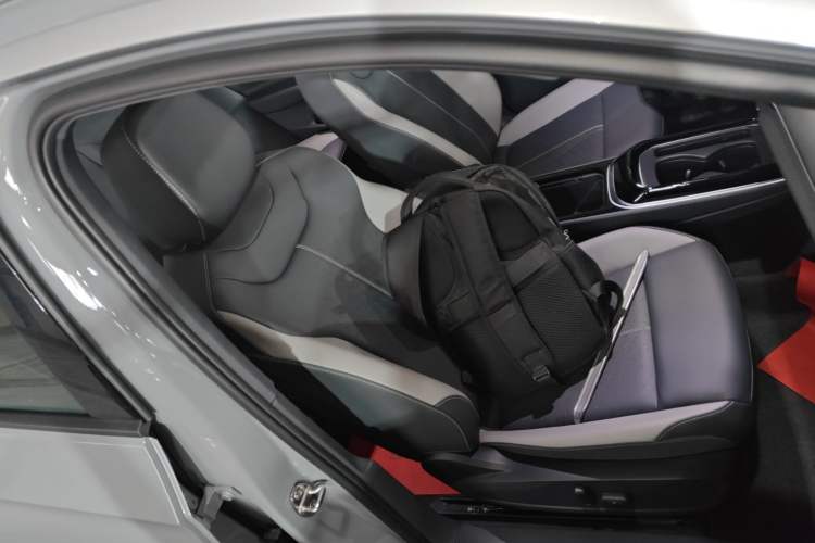 Used Volkswagen ID.4 CROZZ 2026 Model Pure Enjoyment Edition PURE Right Front Seat