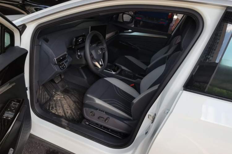 Used Volkswagen ID.4 CROZZ 2026 Model Pure Enjoyment Edition PURE Left Front Seat